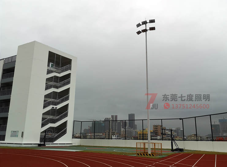 學校操場15米6x400W高桿燈現(xiàn)場實例圖片
